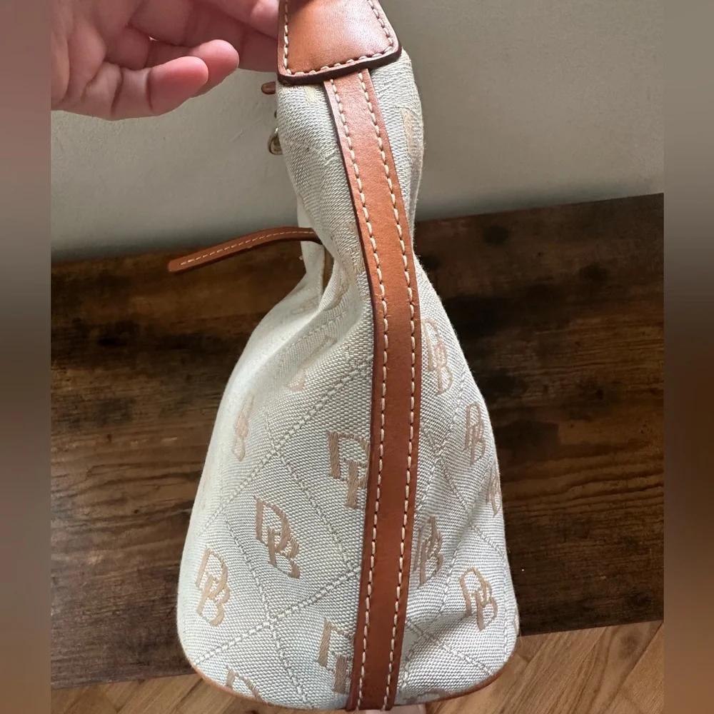 Dooney&Bourke light blue zippered bucket handbag with belt style strap - Picture 4 of 16